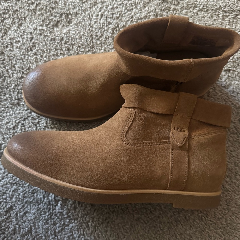 Ugg Women’s Josefene Cuff Boot Size 8.5 Chestnut